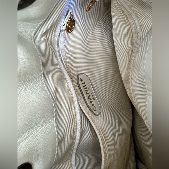 VINTAGE RARE — Chanel Bucket Bag with Tortoise Handle - Picture 3 of 12